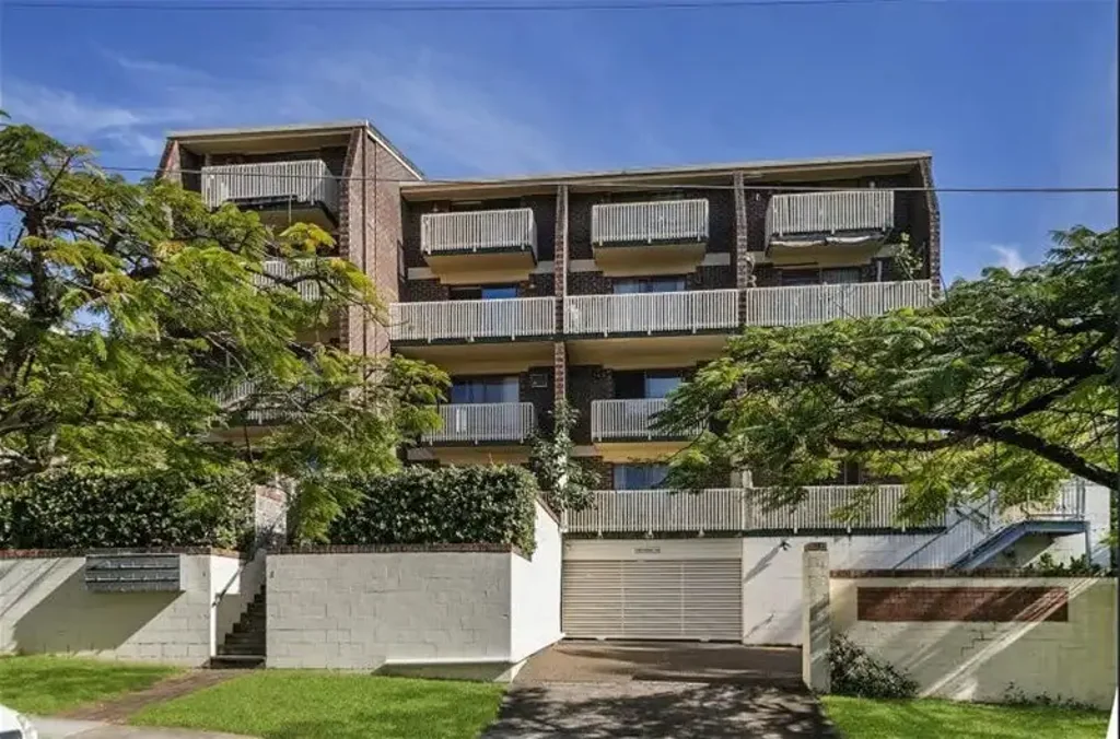 Break Lease - Act Fast!!! Walk to UQ - Two Level Apartment with Spacious Courtyard