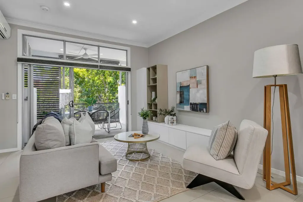 Yeronga 3房 精品公寓楼 低维护生活 主卧带套间 步行可达学校 公园 狗公园 太阳能系统 两个停车位 Low-Maintenance, One Level Living in the Heart of Yeronga