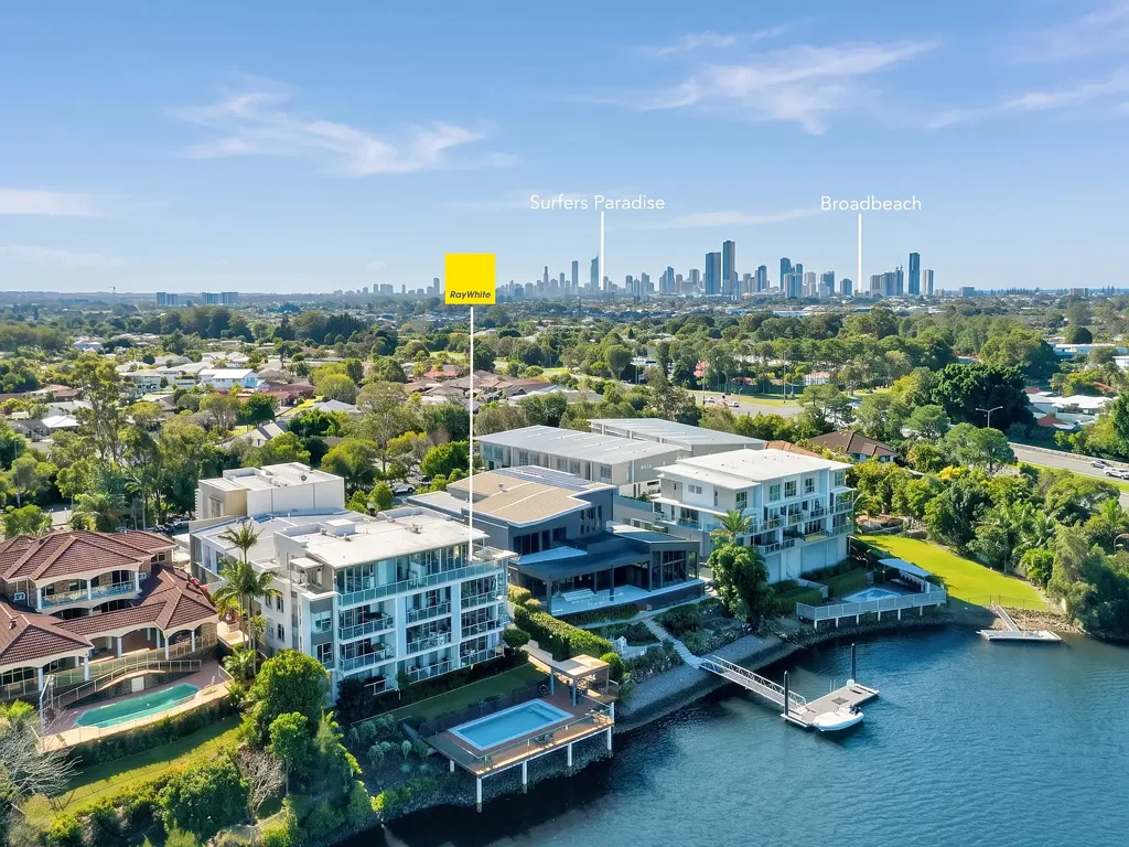 Robina 2房  !!EXCEPTIONAL PRICE!!  TOP FLOOR WITH COMMANDING WATER VIEWS!
