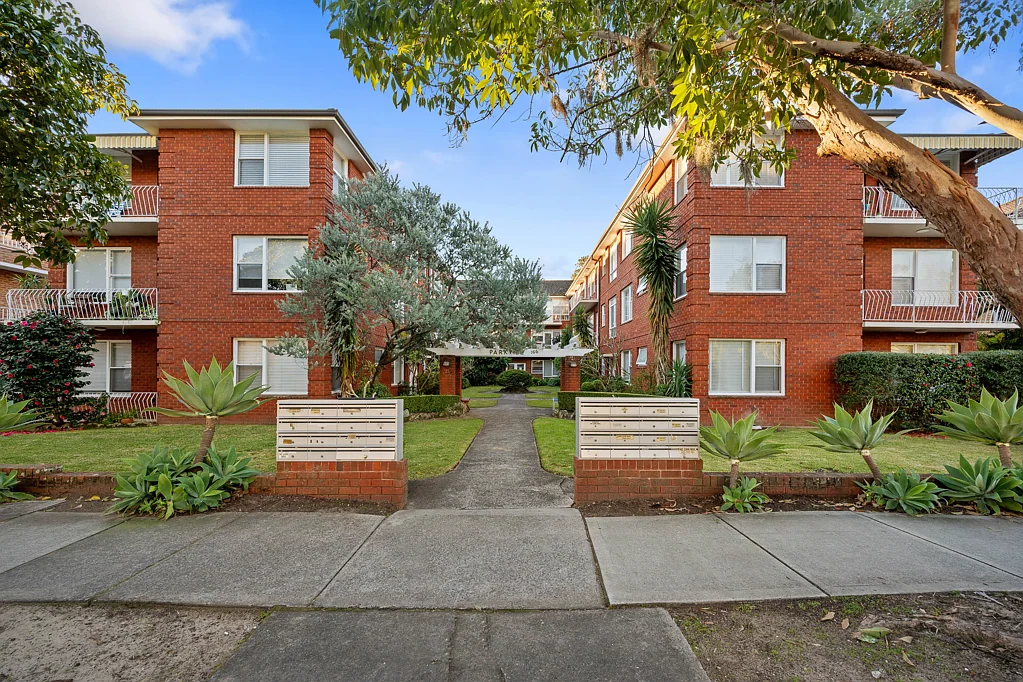 Bright & Spacious Three Bedroom Unit Moments from the Beach