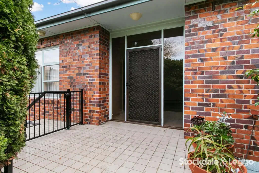 Morwell 3部屋 Classic 1970's Two Level with Immense Potential