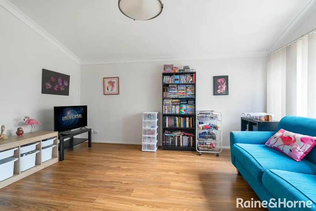 11/2 Whipbird Avenue, Ingleburn, NSW 2565