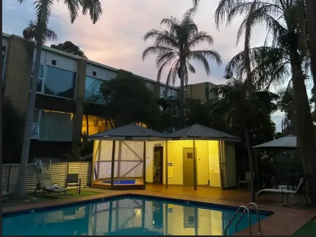 Lane Cove North 3房 优地理位置 整层主卧 多功能家庭办公室 充沛阳光 翻新潜力 维护良好 泳池水疗健身房 安静环境 公交便利 投资者回报 高质安全 complex 居高景观 综合体设施 遮盖停车位 短途通勤 名校学区 宽敞空间 灵活设计 经济物业费 Elevated Dual level apartment in a Resort Style apartment complex