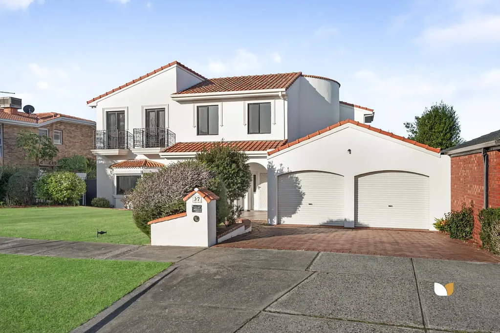 Taylors Lakes 4બેડરૂમ Distinctive Spanish Influence, Grand Proportions & Exceptional Family Living