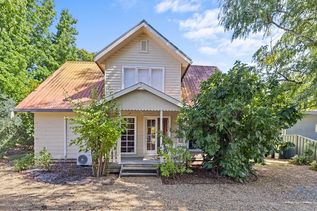 Porepunkah 3房  Picturesque, 2-storey, weatherboard cottage
