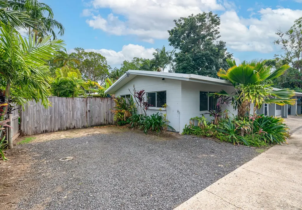 PET FRIENDLY HOME, SO CLOSE TO THE BEACH!