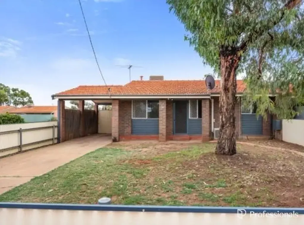 Low-Maintenance Brick 2x1 Unit in a Tidy, Convenient Complex