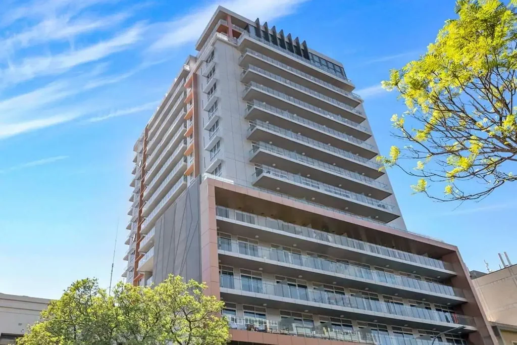 BEAUTIFUL UNFURNISHED 2 BEDROOMS PROPERTY IN THE HEART OF THE CITY