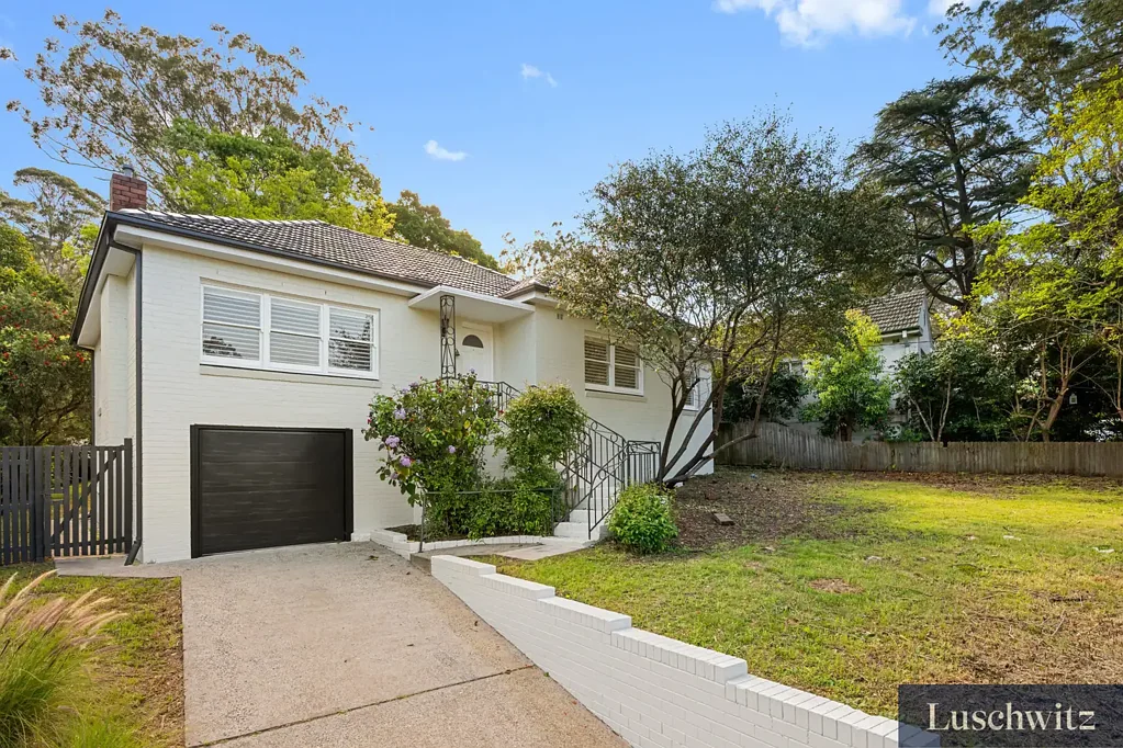 Pymble 3कमरा The Perfect Pymble Entry Point. Substantial 1,056sqm Holding – Full Brick Home With Future Potential