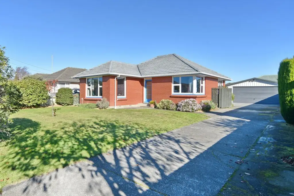 Aranui 2બેડરૂમ Great Starter With Huge, Four Car Garaging!