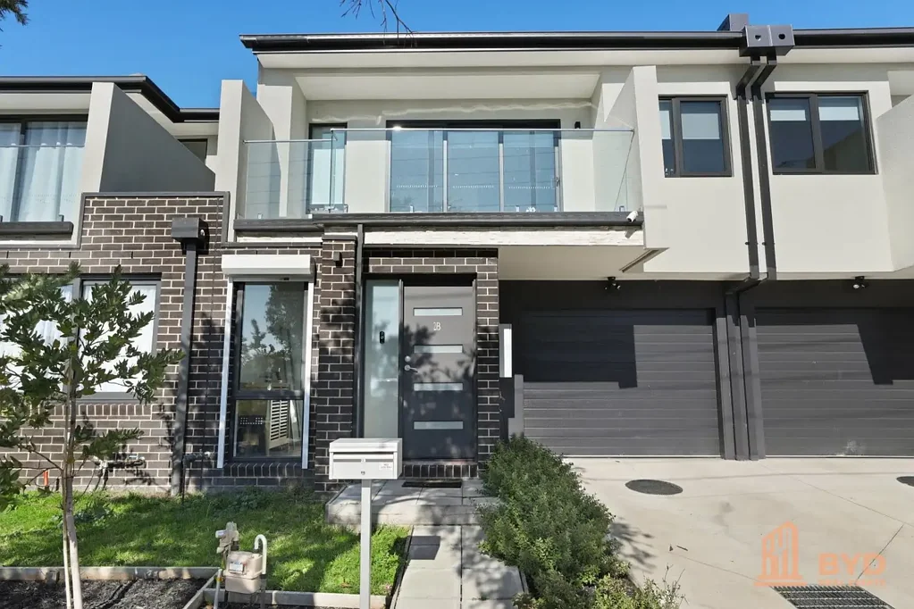 COSY 2 BEDROOM TOWNHOUSE IN SPRINGVALE CENTRAL!