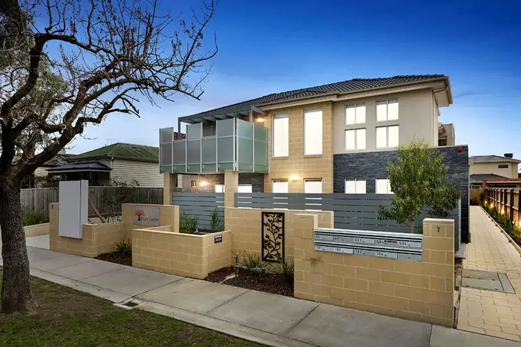SUPER SIZED LARGE LUXURY APARTMENT IN CENTRAL LOCATION!