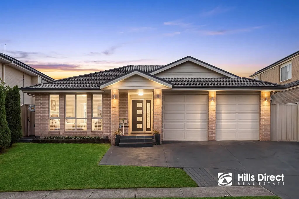 Kellyville Ridge 4房 街道高处暖色调 修剪整齐草坪花园 开放式客厅餐厅 高光泽瓷砖 现代20毫米石材台面 燃气灶嵌入式烤箱 步入式食品储藏室 户外厨房燃气灶烤箱水槽 中央空调 报警系统 双车库内部入口 Spacious Single Level Entertainer In An Ultra-Convenient Location