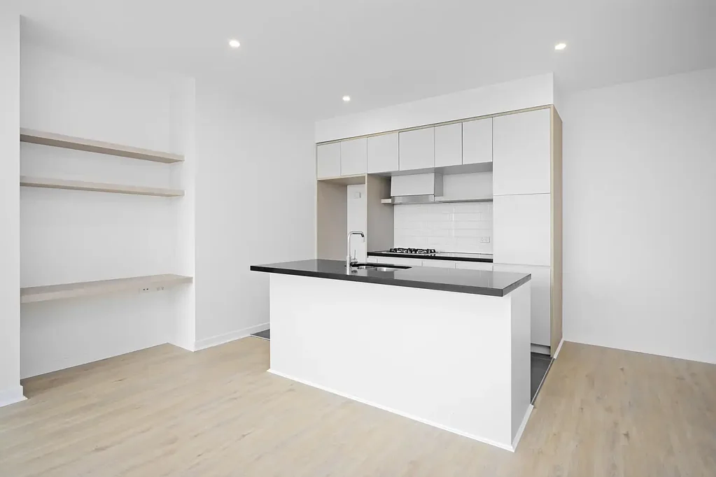 Freshly Updated Apartment with Blue Mountains Views in Thornton Estate