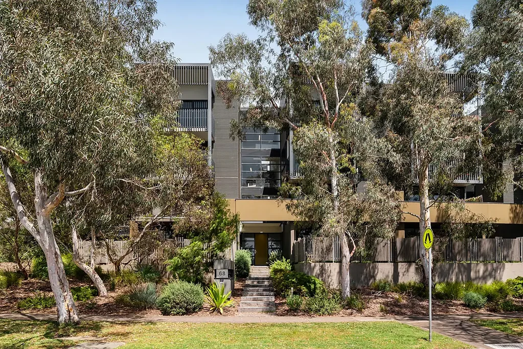 Bundoora 2房 优越地理位置 短步达商圈 现代装修 采光充足 私人阳台 公园景观 明亮卧房 便捷车位 现代厨房 安全入口 Uni Hill Gem