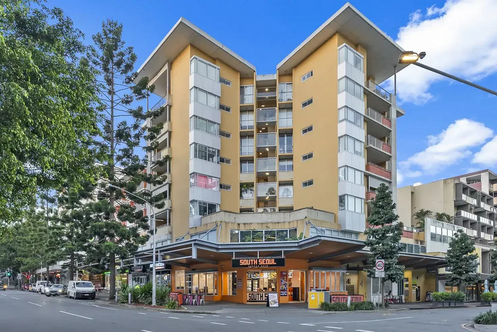 Kelvin Grove 1房 Village中心位置 开放式生活区 全新空调 高天花板 混合地板 岛台厨房 游泳池健身房 Spacious Apartment | Village Convenience