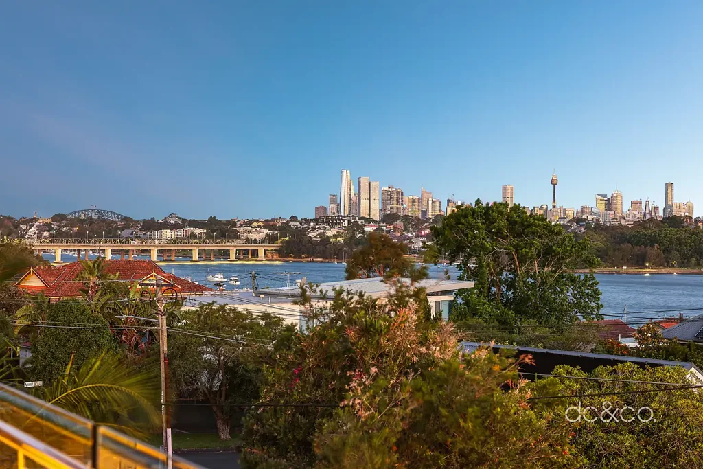 Russell Lea 4房 意大利大理石装修 俯瞰水景城市全景 度假村泳池娱乐区 定制厨房高端配置 私人电梯安全系统 Contemporary luxury living with sweeping water and city views