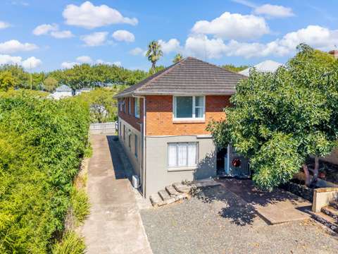 Grey Lynn 13房 高回报投资！696㎡大地+MHS分区，四户独立单元，租金优渥！ Grey Lynn Investment Opportunity – Must Be Sold!