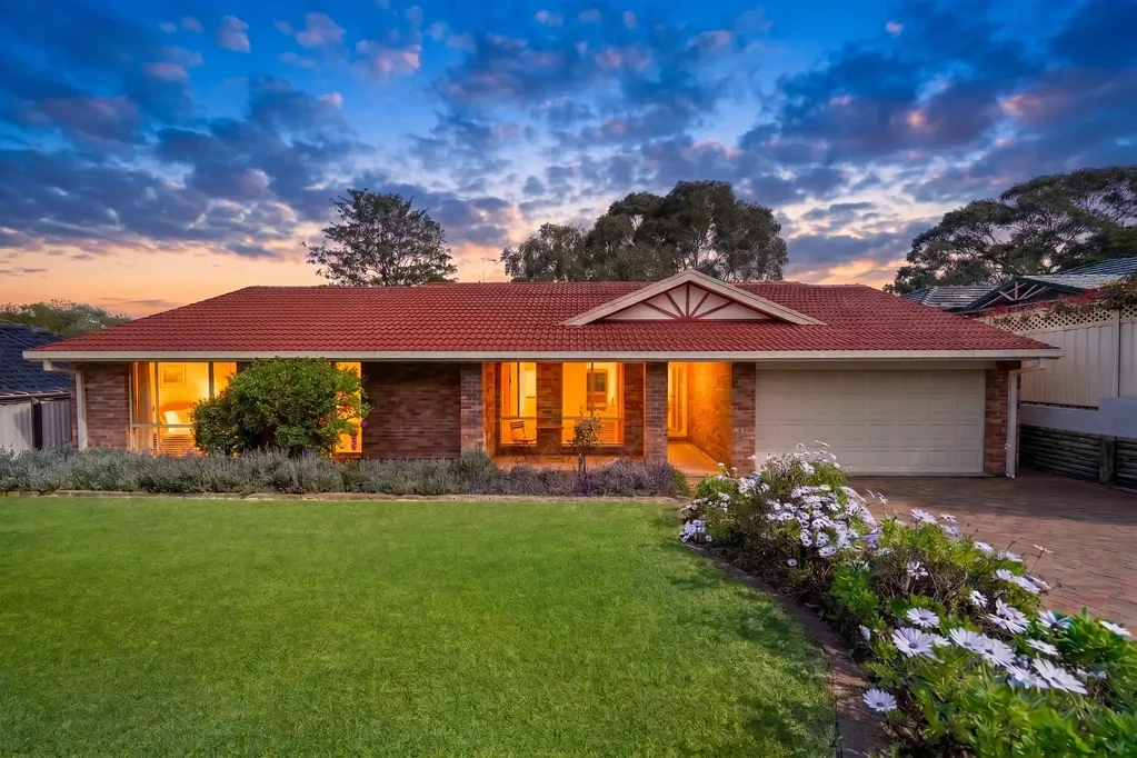 Baulkham Hills 5Kwarto Architectural Elegance in the Matthew Pearce Catchment