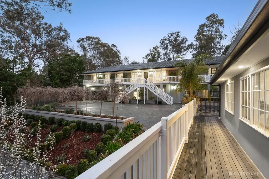 Warrandyte 6房 Warrandyte核心位置 六卧大宅 私密亩地 多代同堂空间 优越功能性 The ultimate work-life balance among the elite of Warrandyte.