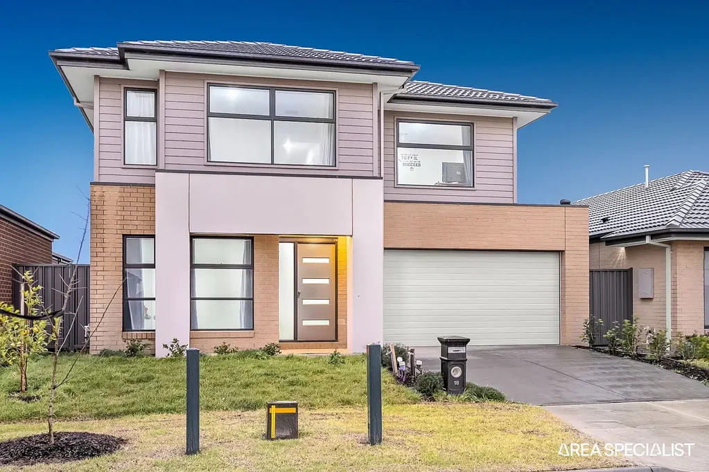 Clyde North 5房  Modern Family Living in Nearly New Double-Story Home: Versatile Spaces and Luxurious Comfort