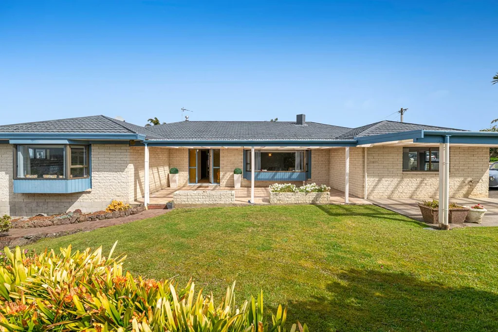 Hobsonville 4房 单层优雅住宅！1012㎡永久产权地块，包揽城市与海港景观，生活便利无比！ City & Harbour Views - Single Level Living