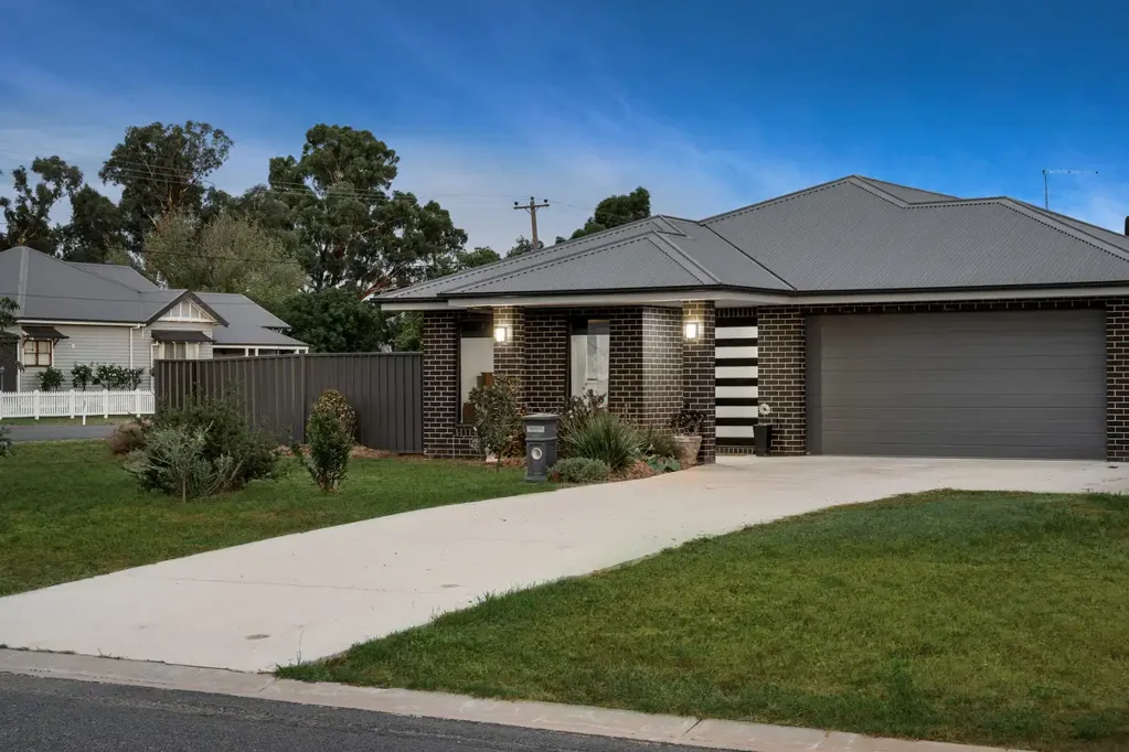 140 Read Street, Howlong, NSW 2643
