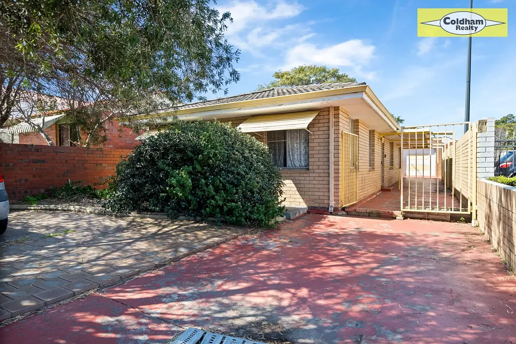South Perth 2房  Great City Base... Low Maintenance House on it's own Easy Care Block ! Room for a Boat or Caravan.