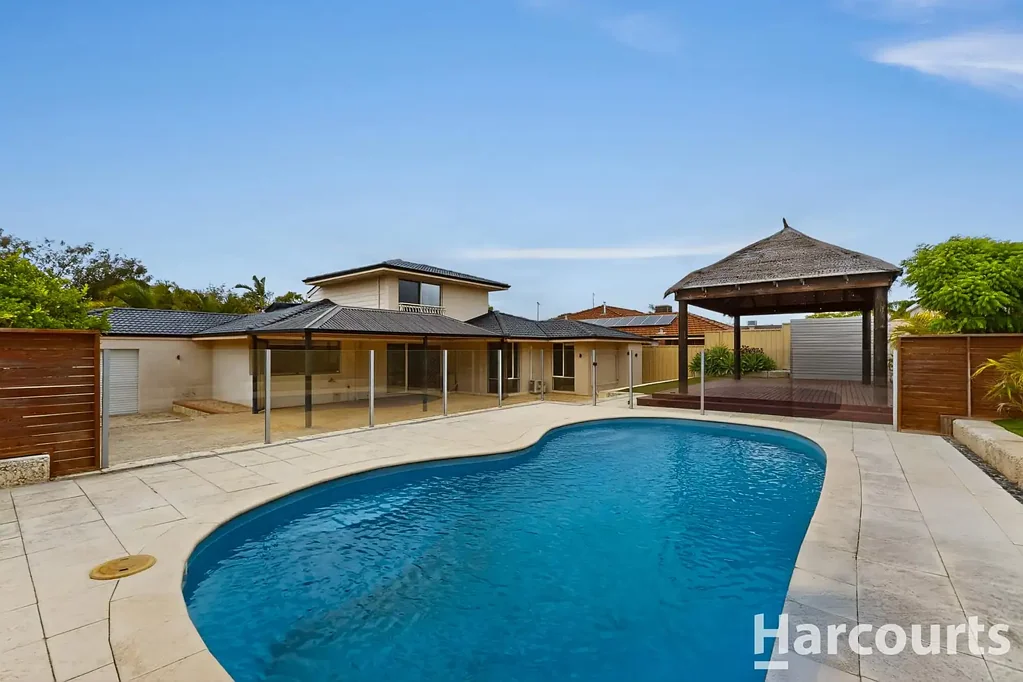 LARGE FAMILY HOME WITH STUNNING OUTDOOR LIVING!