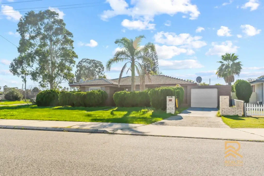 East Cannington 3房  WELL APPOINTED RESIDENCE ON A PRIME 688M2 CORNER BLOCK!