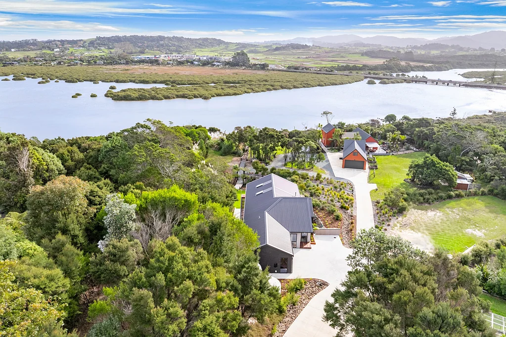 Mangawhai Heads 4 Bedroom Brand new with water access