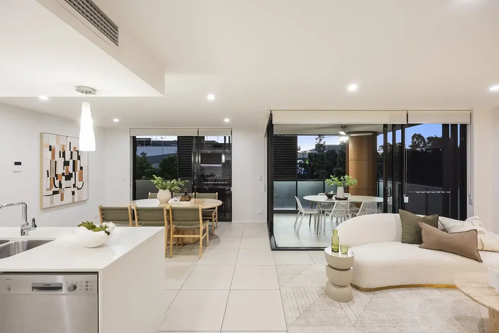 Chermside 3房 精致公寓生活，朝北采光，公园旁生活方式，极其便利 Sophisticated Apartment Living with a Northern Aspect, Parkside Lifestyle & Exceptional Convenience