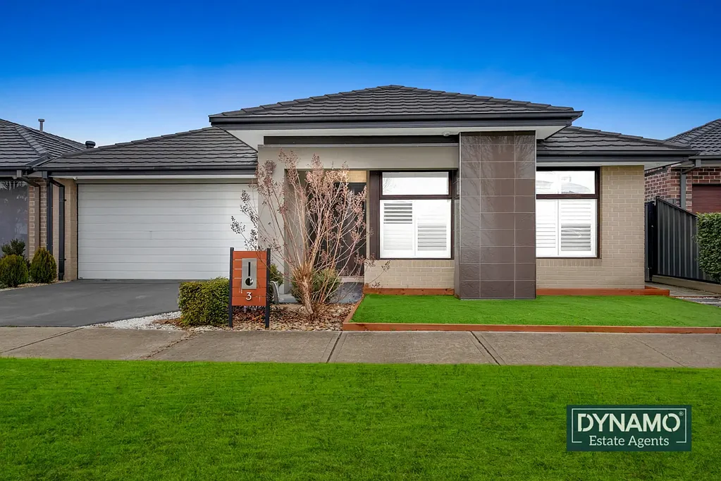 Walk to school and Craigieburn village shopping centre