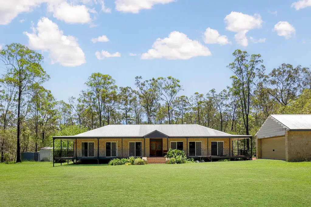 Jimboomba 4कमरा OUTSTANDING QUALITY HOME ON 5 ACRES WITH DAM & SHEDS