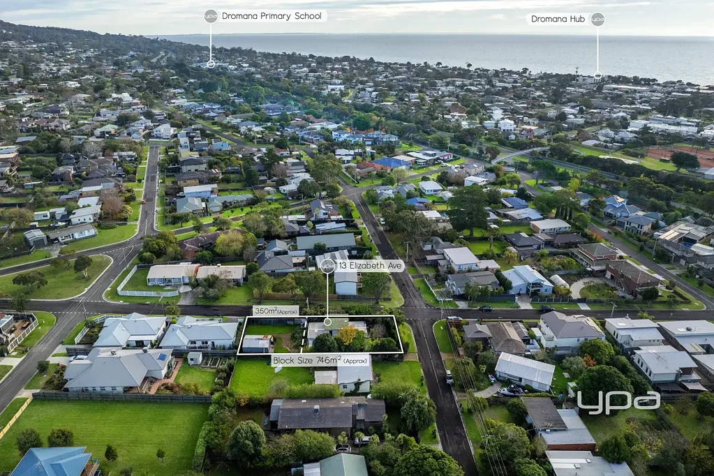 Dromana 3ਬੈੱਡਰੂਮ Renovator’s Delight with Water Glimpses & Subdivision Potential