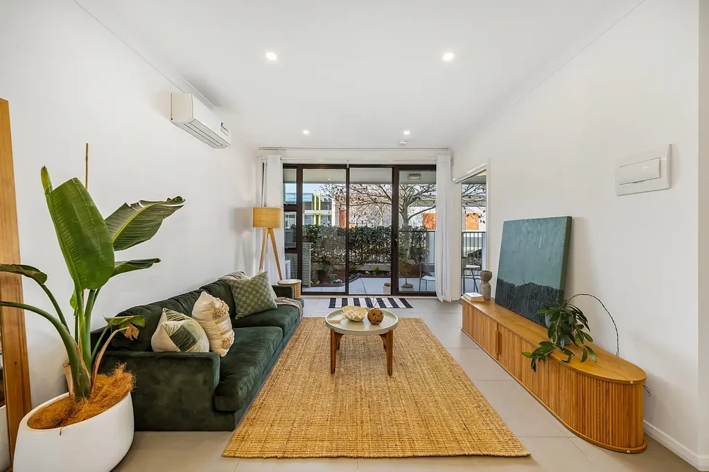 Crace 1બેડરૂમ Ground floor living, opposite the shops, two car spaces and ready to move in