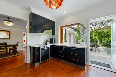 Ashgrove 3 Slaapkamer High Set Charm, Mountain Views and Effortless Entertaining