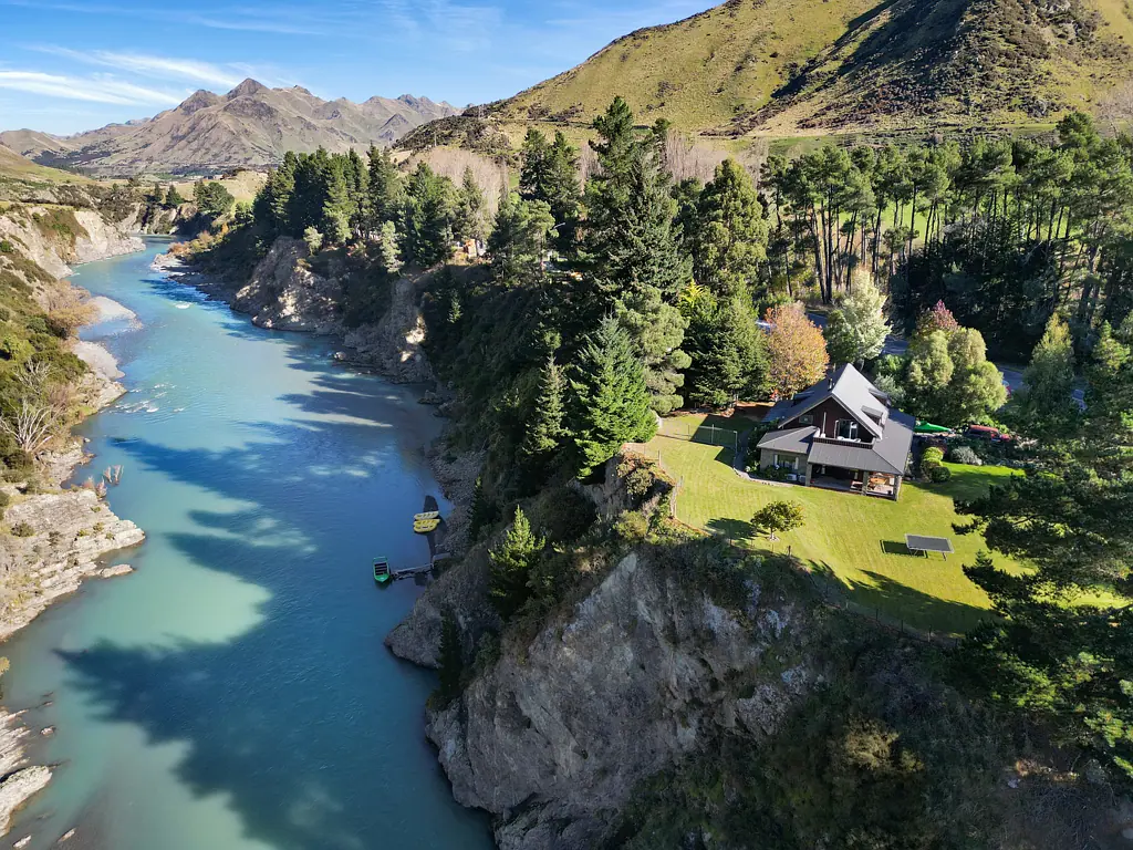 Hanmer Springs 4 Slaapkamer Log home with private river access