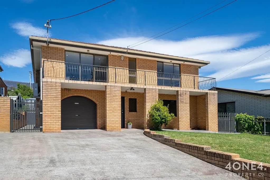 West Moonah 5 Bedroom Double the Kitchens, Double the Fun!