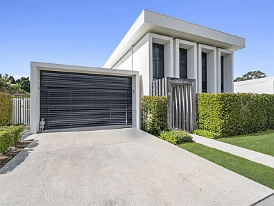 Benowa 4 Slaapkamer LUXURY LIVING IN A PRIVATE SECURE ESTATE WITH GOLF FRONTAGE VIEWS