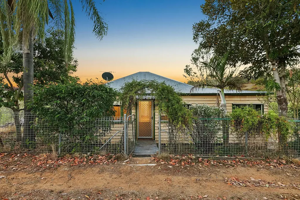 Mount Morgan 2房  Spacious Double-Storey Home with Storage & Country Charm