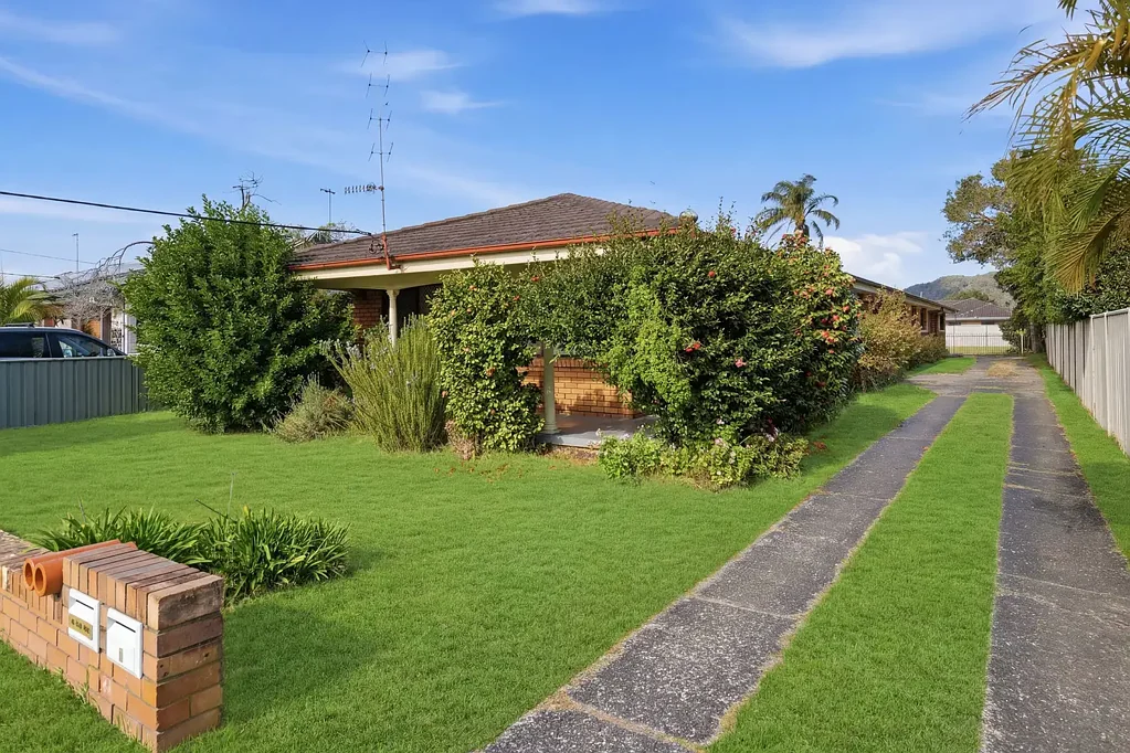 Ettalong Beach 4Phòng ngủ BLOCK OF TWO VILLAS ON 974M2 PARCEL OF LAND, IN ONE OF ETTALONG'S PREMIERE STREETS & EMPTY LOT AT REAR - DEVELOP OR INVEST!