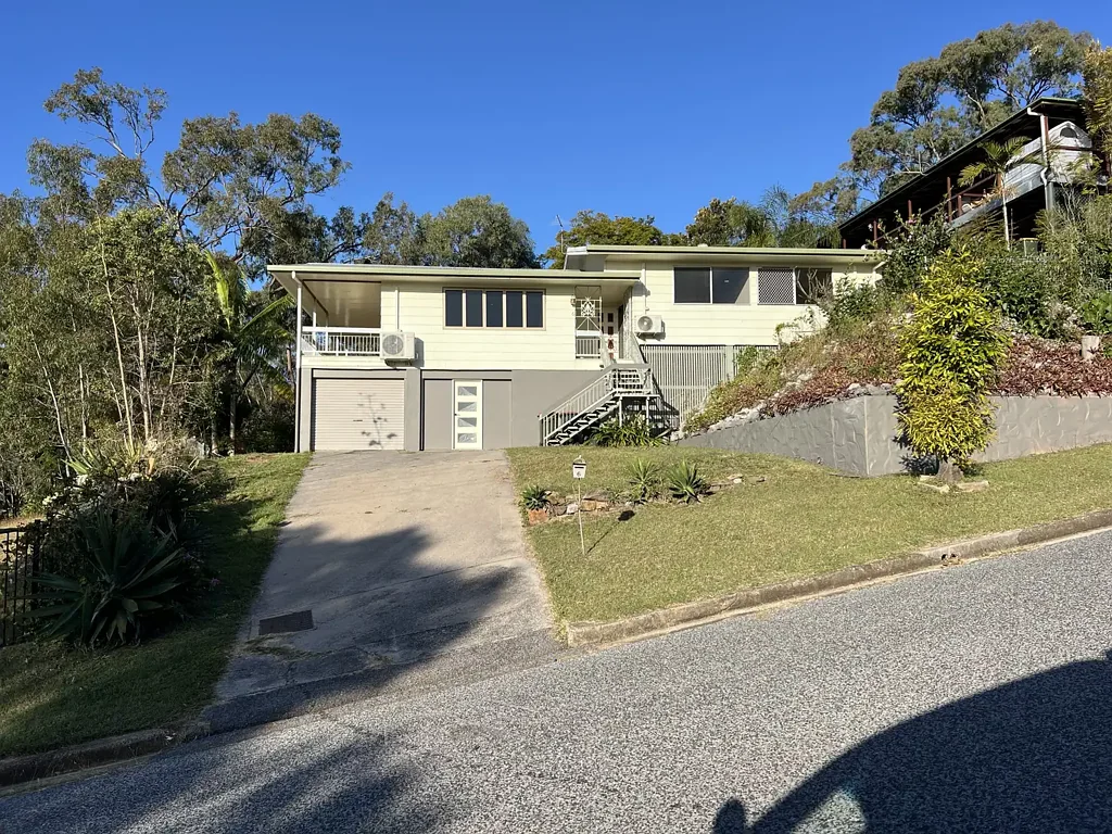 West Gladstone 4ਬੈੱਡਰੂਮ 6 McCrudden St – Spacious 3-Bedroom Home with Self-Contained Studio, Modern Updates, and Stunning Views