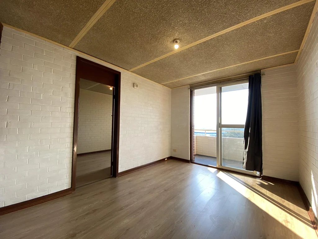 Charming Top-Floor 1-Bedroom Apartment with Balcony and Secure Parking