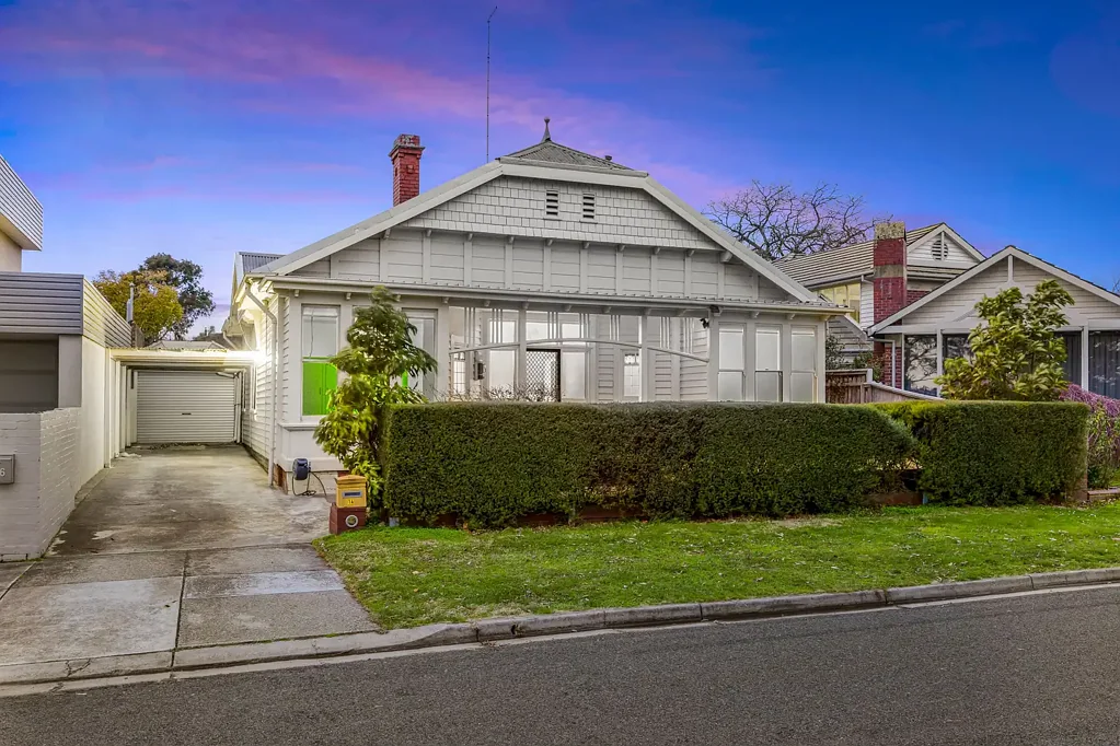 Lake Wendouree 3 Bedroom Prime Lakefront Living - Charm, Character & Endless Possibilities