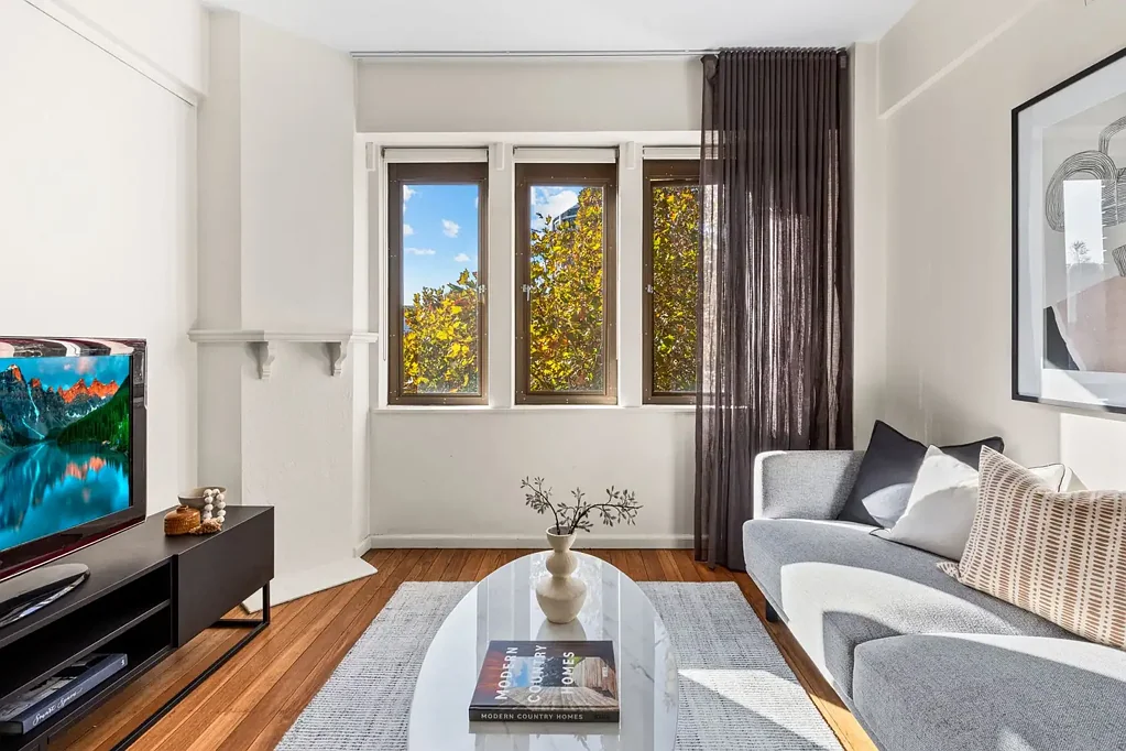 Light-Filled Art Deco Apartment with Leafy Outlooks in 'Cahors'