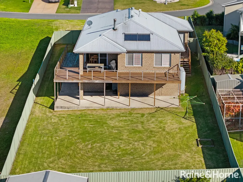 Ulladulla 4 Bedroom Modern Coastal Living with Sweeping Views