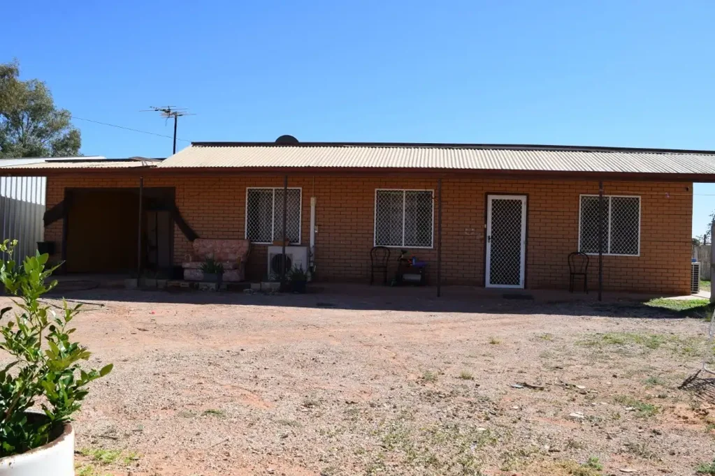 Coober Pedy 2 Bedroom Two-bedroom above ground home with shed & former bus! Currently tenanted!