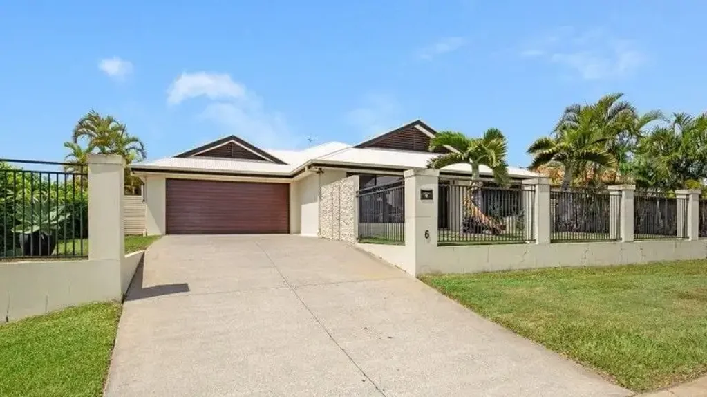 Molendinar 5房  STUNNING FAMILY HOME WITH A POOL