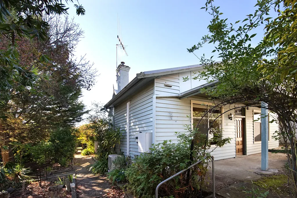 Castlemaine 3部屋 Charming 1930s timber bungalow on picturesque Doveton Street.